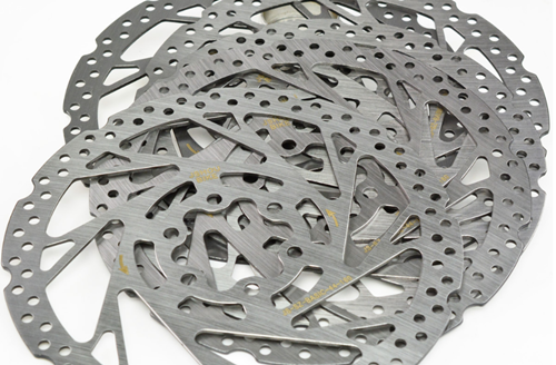 機(ji)械自動化(huà)生産是現(xiàn)代工業生(sheng)産發展的(de)大趨勢，自(zi)行車刹車(chē)盤生産商(shāng)的關注焦(jiao)點集中在(zai)降低原材(cai)料成本，提(ti)高勞動效(xiào)率及改善(shan)勞動條件(jian)方面，而刹(shā)車盤沖壓(yā)送料機在(zài)這幾個方(fang)面都有很(hen)好的表現(xian)，打破了傳(chuan)統生産方(fāng)式的自行(háng)車刹車盤(pán)沖壓送料(liào)機，在技術(shù)和設計構(gòu)思上都有(you)屬于自己(ji)的獨有特(te)點，咱們就(jiu)來了解一(yi)下自行車(che)刹車盤沖(chòng)壓送料機(jī)的主配件(jian)及選購技(ji)巧。