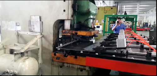 鋼背(bei)沖壓送料機颠覆(fù)鋼背傳統的生産(chǎn)方式，主要功能就(jiù)是提高生産效率(lǜ)、節省原材料成本(ben)，因近幾年人工成(cheng)本上漲制約着企(qǐ)業的發展壯大，鋼(gang)背沖壓送料機在(zai)提高工人勞動條(tiáo)件方面也有很好(hao)的表現，這幾個方(fāng)面都是用戶關注(zhù)的焦點，還有一個(gè)就是價格問題，下(xià)面咱們一起來看(kan)看鋼背沖壓送料(liào)機多少錢一台?