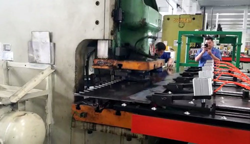 沖床數(shù)控送料(liào)機哪裏(li)的質量(liang)好?價格(ge)是多少(shao)錢一台(tai)?