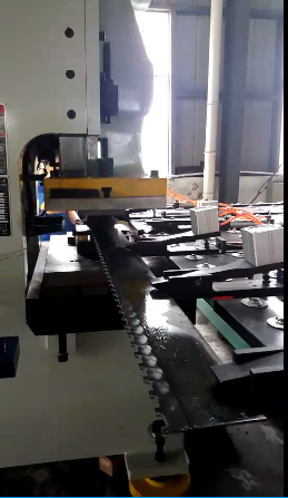 目前的钣金沖(chong)壓送料工序中(zhong)，夾鉗避讓沖壓(ya)送料機占據主(zhǔ)導地位，因其技(jì)術水平比較完(wán)善，設計構思巧(qiao)妙，廣大用戶對(dui)這款數控設備(bei)很是滿意，那麽(me)這款夾鉗避讓(rang)沖壓送料機到(dao)底有什麽優點(dian)?它的功能又是(shi)什麽?咱們一起(qi)來看看。