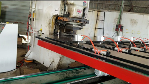 鋼背刹(shā)車盤沖壓(ya)送料機的(de)性能簡介(jiè)