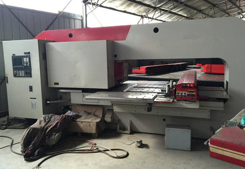 數控沖床也好(hǎo)，或是其他設備(bei)類産品，在選購(gòu)前一定要謹慎(shèn)，因爲用戶對設(she)備的了解程度(dù)并不高，很容易(yi)選到看上去物(wu)美價廉的設備(bèi)，其實呢，價格是(shì)便宜了，設備的(de)質量卻不達标(biao)，這就會給廣大(da)用戶帶來很多(duō)困擾，我們不希(xī)望這樣的情況(kuàng)發生，所以我們(men)賣出去的設備(bèi)，保證質量對得(dé)起用戶的同時(shi)，在價格上盡可(ke)能做到性價比(bi)最高，下面咱們(men)一起來看看選(xuan)購數控沖床前(qian)需要注意那些(xiē)方面？用戶也可(kě)以自行擴展到(dào)其他的類似機(jī)械設備。