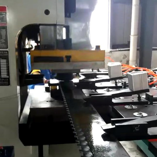 夾(jiá)鉗避讓數控送(sòng)料機