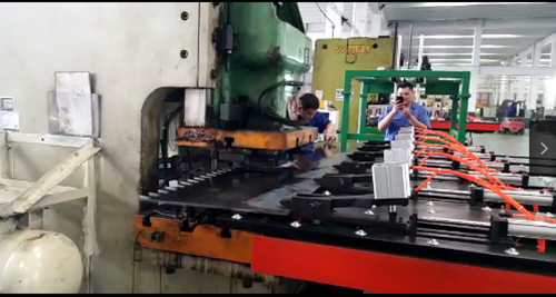 五(wǔ)金沖壓(ya)送料機(ji)有哪些(xiē)優點?價(jià)格是多(duō)少錢?