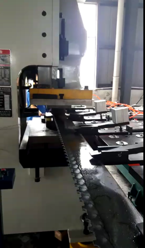 鋼(gang)背送料機(ji)的價格