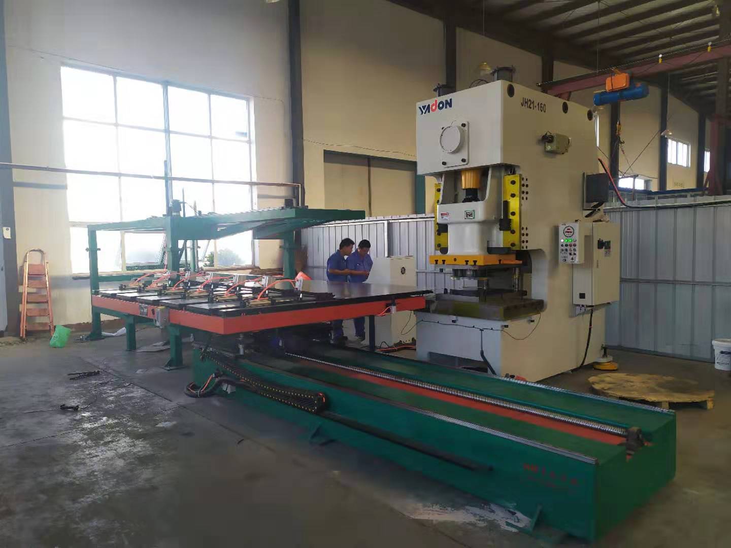 國内沖床送(sòng)料機是钣金沖(chong)壓行業未來趨(qu)勢