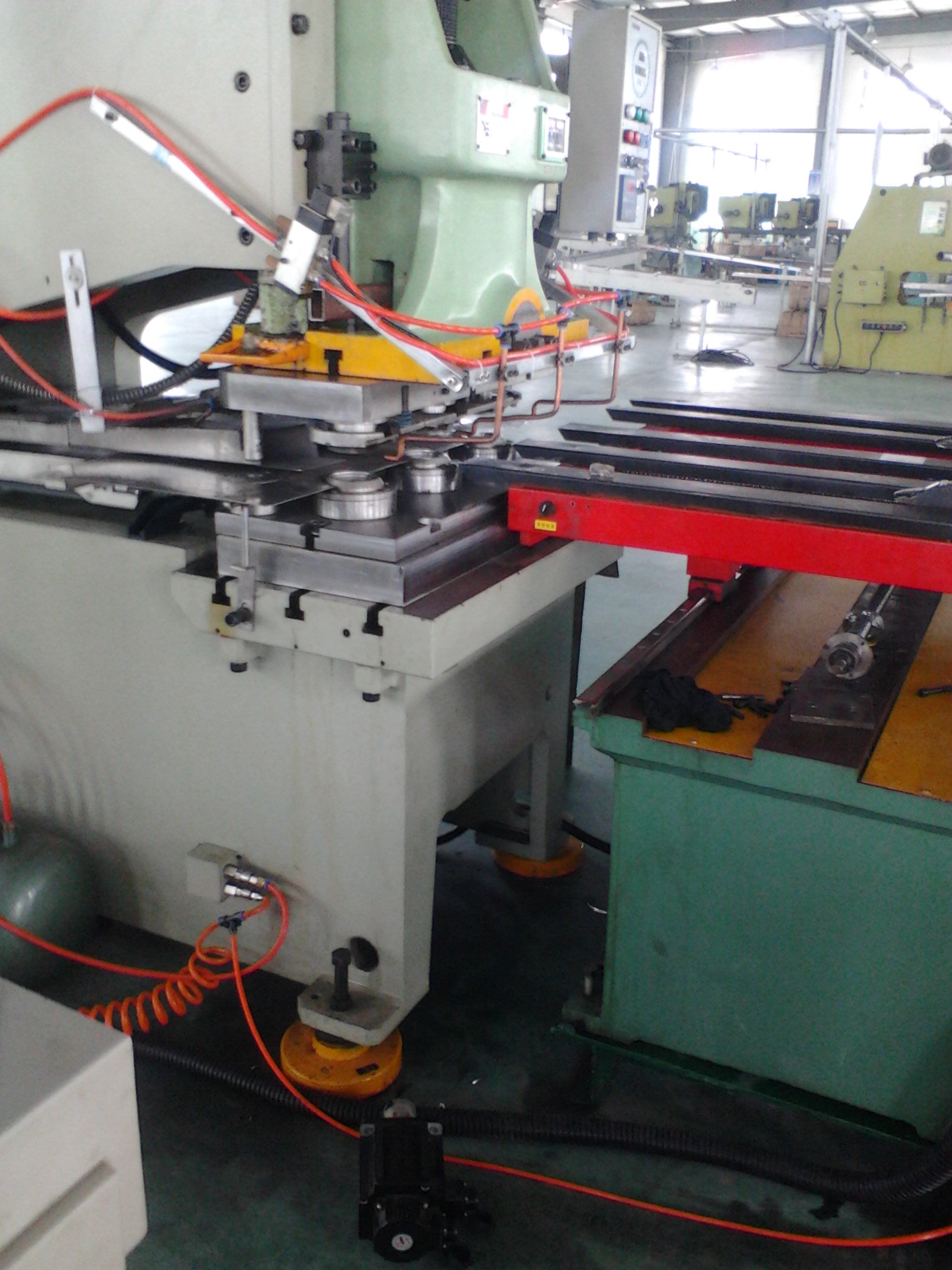 江(jiang)蘇瓶蓋制(zhi)造廠數控(kòng)送料機