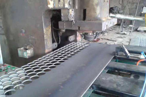 圓片落料機(ji)的選購技巧(qiǎo)及主要配件(jiàn)解析