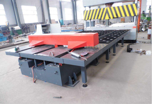 關于剪闆(pǎn)機送料架的(de)價格和品質(zhì)問題，相比是(shi)諸多用戶都(dōu)比較關心的(de)問題，這款送(sòng)料架的出現(xiàn)并應用，基本(ben)打破了剪闆(pǎn)行業傳統的(de)生産方式，提(ti)高了勞動效(xiào)率，減少闆料(liào)浪費，工人安(ān)全生産的問(wen)題得到了很(hen)好的解決，所(suo)以才吸引了(le)越來越多的(de)用戶購買，關(guan)于這款剪闆(pǎn)機送料架的(de)品質和價格(ge)問題咱們一(yī)起簡單的分(fèn)析一下。