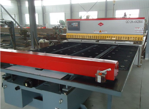 　剪闆機(jī)前送料(liao)機是一(yī)款剪闆(pǎn)機的輔(fǔ)助設備(bèi)，兩者配(pei)合使用(yong)，組成數(shù)控剪闆(pan)送料機(jī)，這款設(she)備颠覆(fù)钣金剪(jian)裁傳統(tong)生産方(fāng)式，在提(tí)高生産(chǎn)效率及(jí)節約人(rén)員成本(běn)方面有(yǒu)很好的(de)表現，引(yin)領钣金(jin)剪裁行(háng)業實現(xian)基本的(de)自動化(huà)生産，具(ju)體的這(zhe)款剪闆(pan)機前送(sòng)料機是(shi)怎樣爲(wèi)工廠省(sheng)錢的呢(ne)?咱們下(xià)面一起(qǐ)來看一(yī)下。