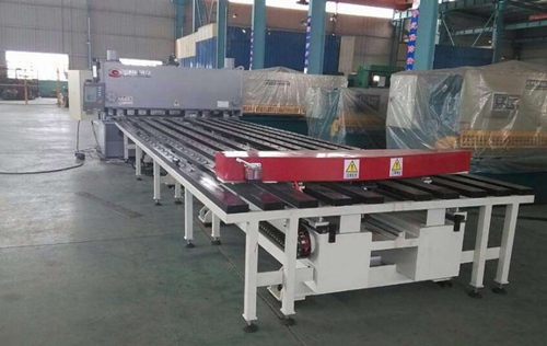 剪闆(pan)機送料器(qì)，也叫數控(kòng)剪闆送料(liao)機，主要就(jiu)是代替人(rén)工配合剪(jian)闆機工作(zuo)，爲剪闆機(ji)傳送闆材(cai)進行裁切(qie)加工的專(zhuan)用數控設(she)備，操作簡(jian)單易學，可(kě)大幅提高(gao)生産效率(lǜ)，節省人工(gong)成本，改善(shàn)勞動條件(jiàn)，數控智能(néng)時代，是钣(bǎn)金剪裁企(qi)業發展壯(zhuang)大不可或(huo)缺的數控(kong)智能産品(pǐn)，那麽剪闆(pǎn)機送料器(qì)是幹什麽(me)用的呢?大(da)概多少錢(qián)一台呢?下(xia)面咱們一(yī)起來看一(yi)下。