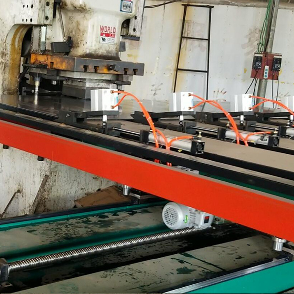 江蘇刹車片(pian)沖床送料機(jī)