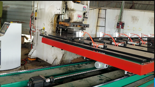 鋼背(bei)刹車盤自動送(song)料機的應用，直(zhí)接颠覆了鋼背(bèi)刹車盤多年的(de)傳統送料生産(chan)方式，在目前的(de)钣金沖壓加工(gong)企業傳送工序(xù)中，越來越多的(de)用戶趨向生産(chǎn)自動化智能化(huà)，但是在購買前(qian)建議用戶做足(zú)功課，一起來看(kàn)看購買鋼背刹(shā)車盤自動送料(liao)機需要注意哪(na)些問題。