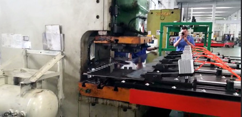 自(zì)動沖壓送(sòng)料機的夾(jiá)鉗避讓有(you)什麽優勢(shì)