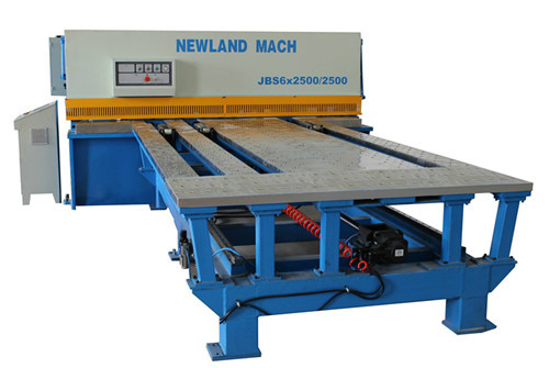 數(shu)控剪闆送料機(jī)是數控沖床的(de)重要組成部分(fen)，它的主要作用(yòng)是托運闆材和(he)自動送料，是依(yī)靠數據編程控(kong)制運行精度的(de)，操作簡單易學(xue)，有效提高生産(chan)效率。