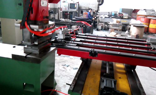 數控送料機(ji)的保養技巧