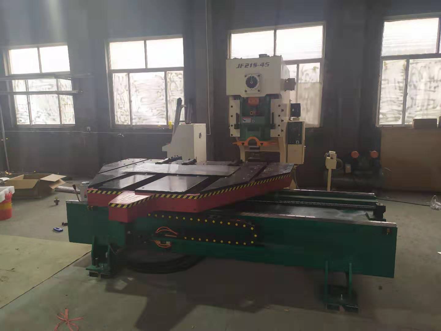 沖床自(zi)動送料(liào)機工作(zuo)原理及(jí)沖壓前(qian)注意事(shi)項