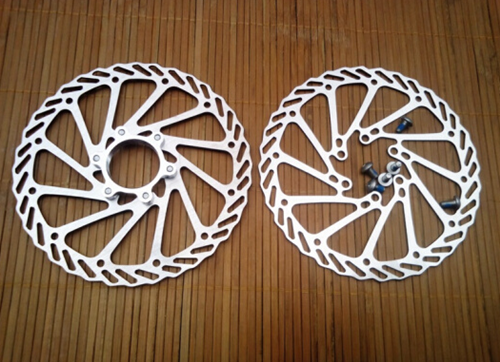 沖壓送(song)料機涉(she)及山地(di)車刹車(che)盤生産(chan)行業後(hou)，爲該行(háng)業帶來(lai)了巨大(da)的改變(bian)，行業多(duo)年不變(bian)的生産(chǎn)方式被(bei)完全打(dǎ)破，主要(yao)表現在(zài)人機分(fèn)離式的(de)生産方(fang)式，及提(ti)高闆材(cai)利用率(lü)方面，另(ling)外對沖(chòng)壓精度(du)的高标(biao)準也得(dé)以實現(xian)，總之，這(zhe)款山地(dì)車刹車(che)盤沖壓(yā)送料機(jī)确實推(tuī)進了該(gāi)行業自(zì)動化生(sheng)産的進(jìn)程，下面(mian)咱們一(yi)起來了(le)解一下(xia)這款送(song)料機的(de)性能。